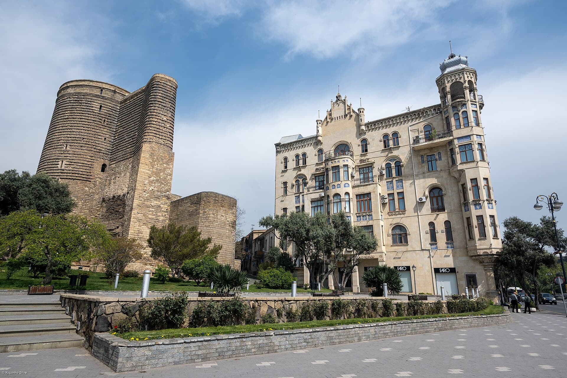 Bakıda Fəvvarələr meydanı yaxınlığında axşam işıqlarında dolu restoran küçəsi